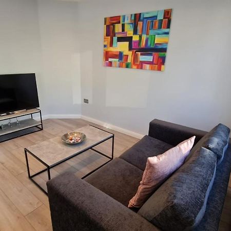 Cosy Flats Near Heathrow, Group Bookings Available With Parking Space Hounslow Dış mekan fotoğraf