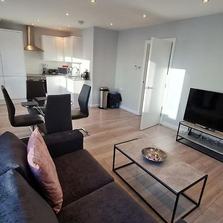 Cosy Flats Near Heathrow, Group Bookings Available With Parking Space Hounslow Dış mekan fotoğraf