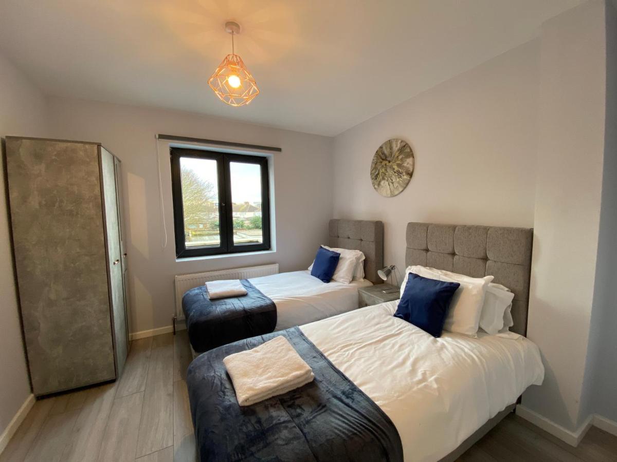 Cosy Flats Near Heathrow, Group Bookings Available With Parking Space Hounslow Dış mekan fotoğraf