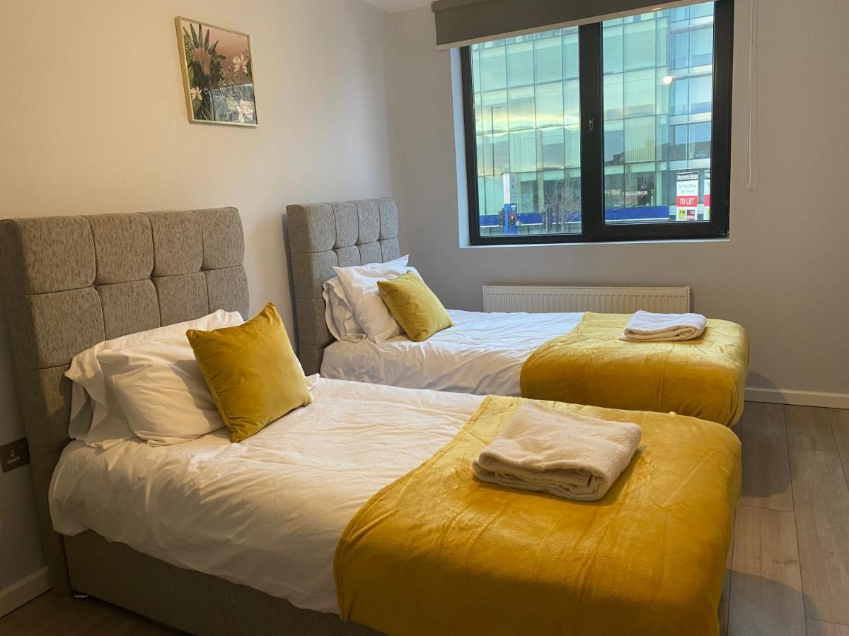 Cosy Flats Near Heathrow, Group Bookings Available With Parking Space Hounslow Dış mekan fotoğraf