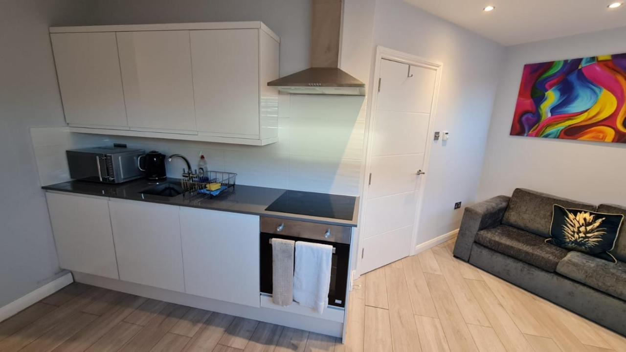 Cosy Flats Near Heathrow, Group Bookings Available With Parking Space Hounslow Dış mekan fotoğraf