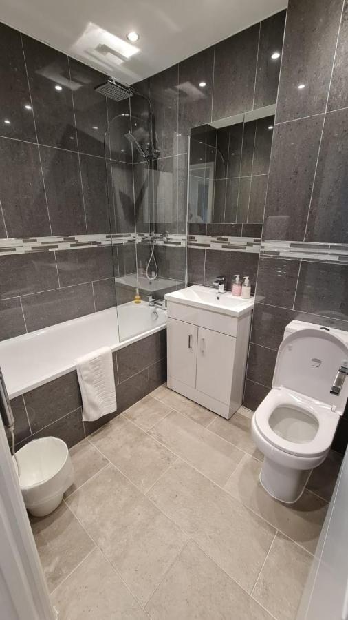 Cosy Flats Near Heathrow, Group Bookings Available With Parking Space Hounslow Dış mekan fotoğraf
