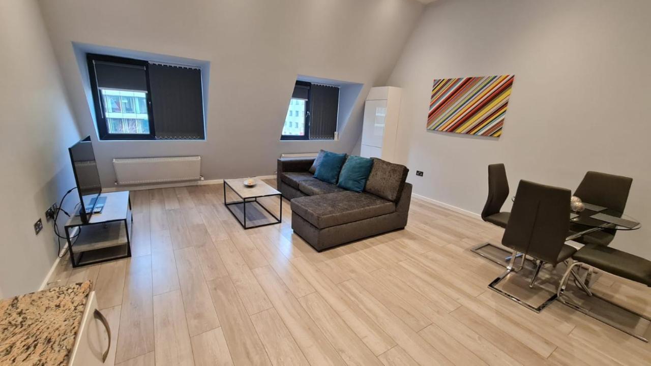 Cosy Flats Near Heathrow, Group Bookings Available With Parking Space Hounslow Dış mekan fotoğraf