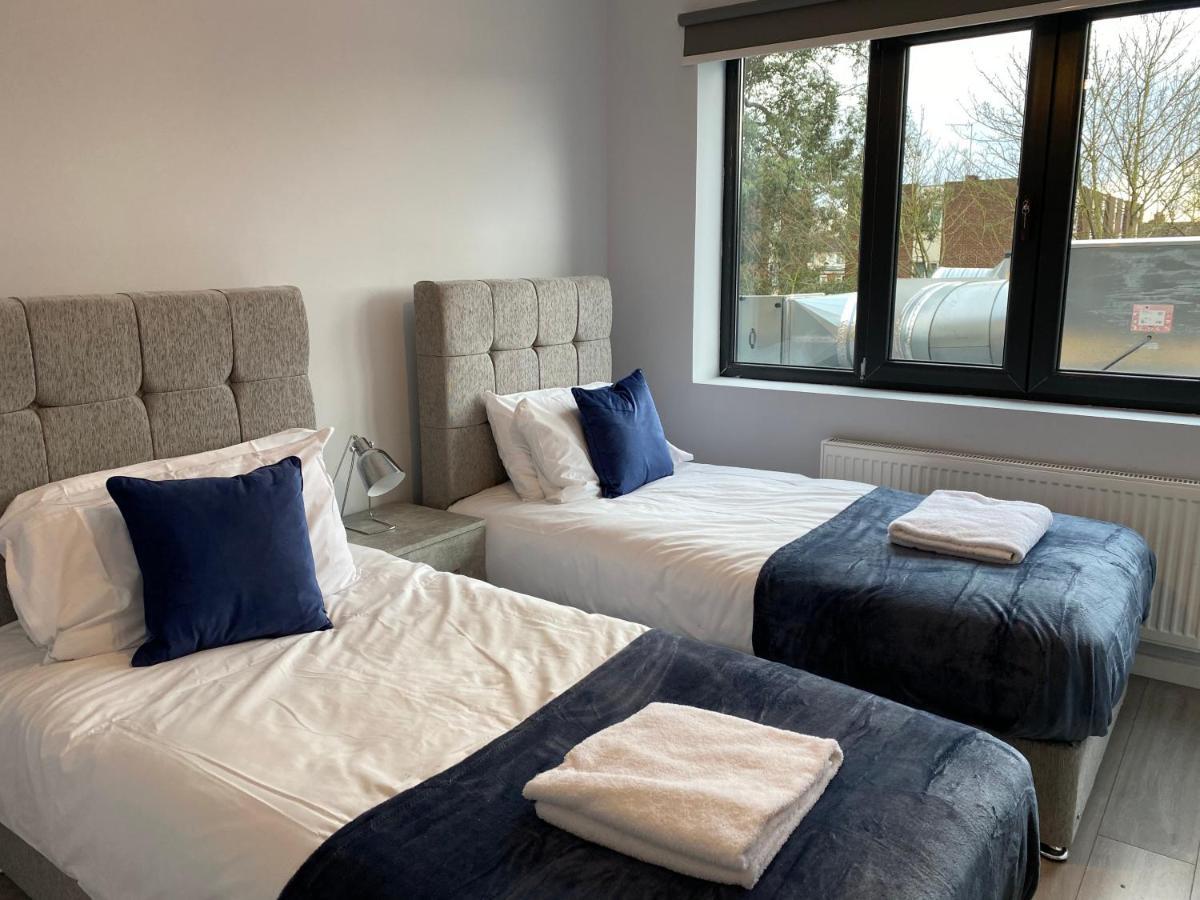 Cosy Flats Near Heathrow, Group Bookings Available With Parking Space Hounslow Dış mekan fotoğraf