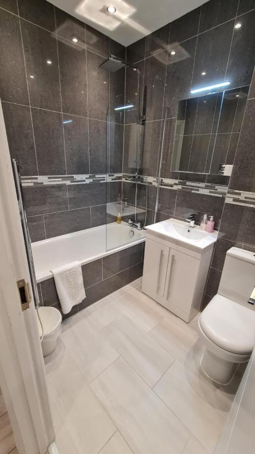 Cosy Flats Near Heathrow, Group Bookings Available With Parking Space Hounslow Dış mekan fotoğraf