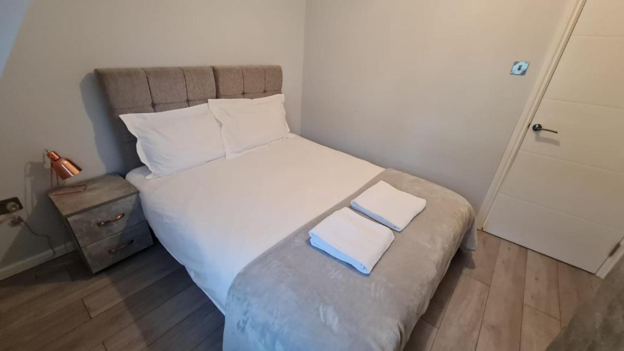 Cosy Flats Near Heathrow, Group Bookings Available With Parking Space Hounslow Dış mekan fotoğraf