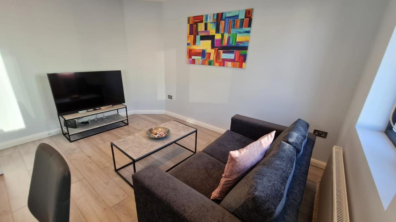 Cosy Flats Near Heathrow, Group Bookings Available With Parking Space Hounslow Dış mekan fotoğraf