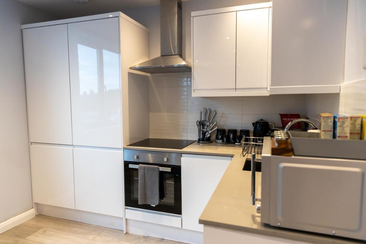 Cosy Flats Near Heathrow, Group Bookings Available With Parking Space Hounslow Dış mekan fotoğraf