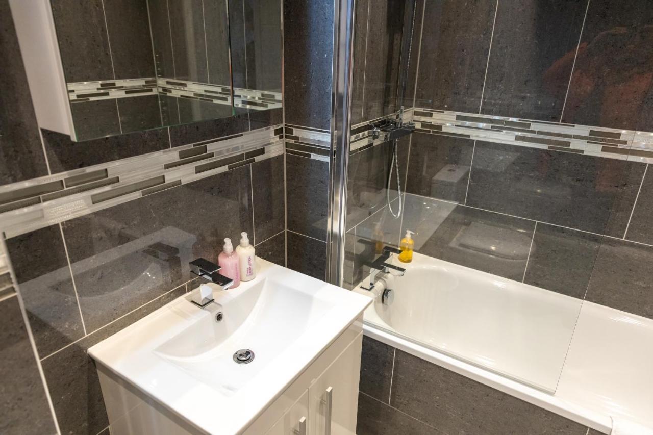 Cosy Flats Near Heathrow, Group Bookings Available With Parking Space Hounslow Dış mekan fotoğraf