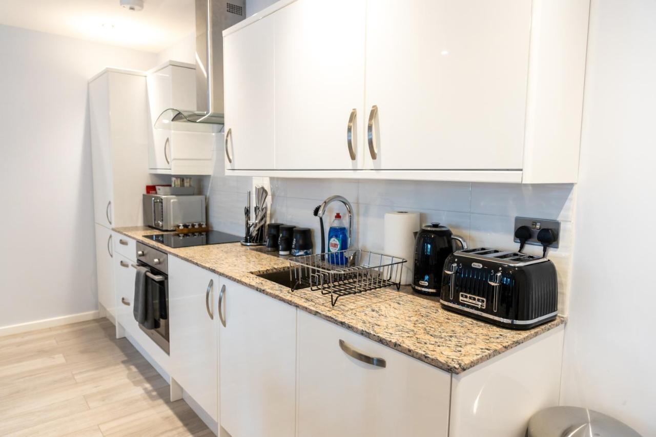 Cosy Flats Near Heathrow, Group Bookings Available With Parking Space Hounslow Dış mekan fotoğraf