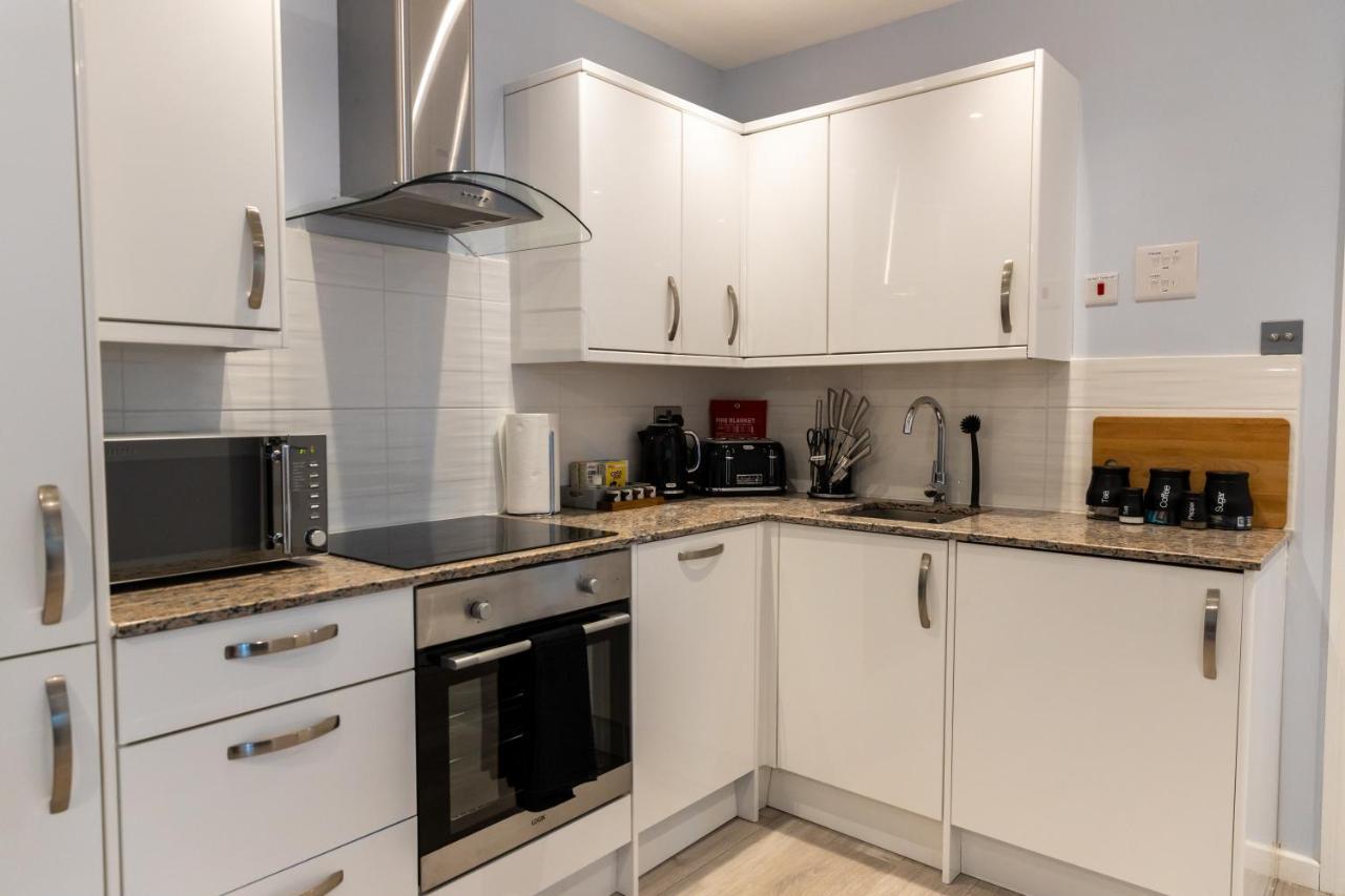 Cosy Flats Near Heathrow, Group Bookings Available With Parking Space Hounslow Dış mekan fotoğraf