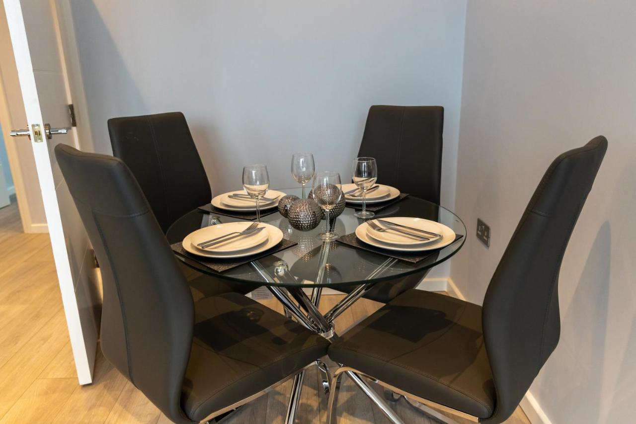 Cosy Flats Near Heathrow, Group Bookings Available With Parking Space Hounslow Dış mekan fotoğraf