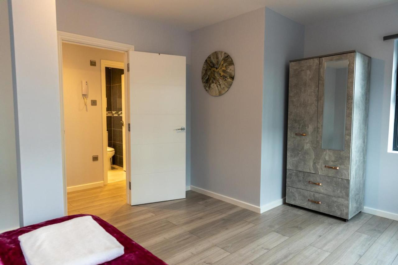 Cosy Flats Near Heathrow, Group Bookings Available With Parking Space Hounslow Dış mekan fotoğraf