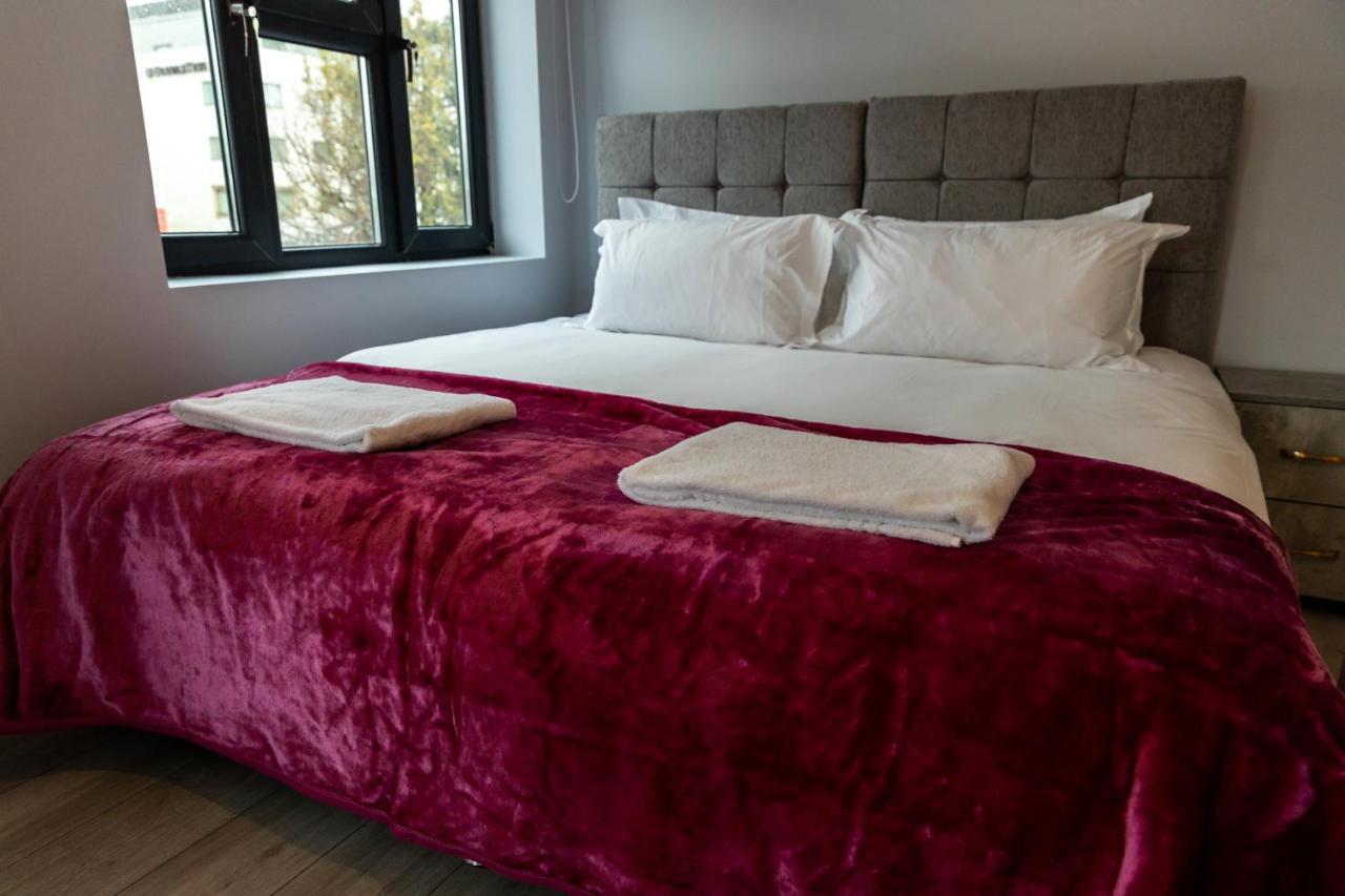 Cosy Flats Near Heathrow, Group Bookings Available With Parking Space Hounslow Dış mekan fotoğraf