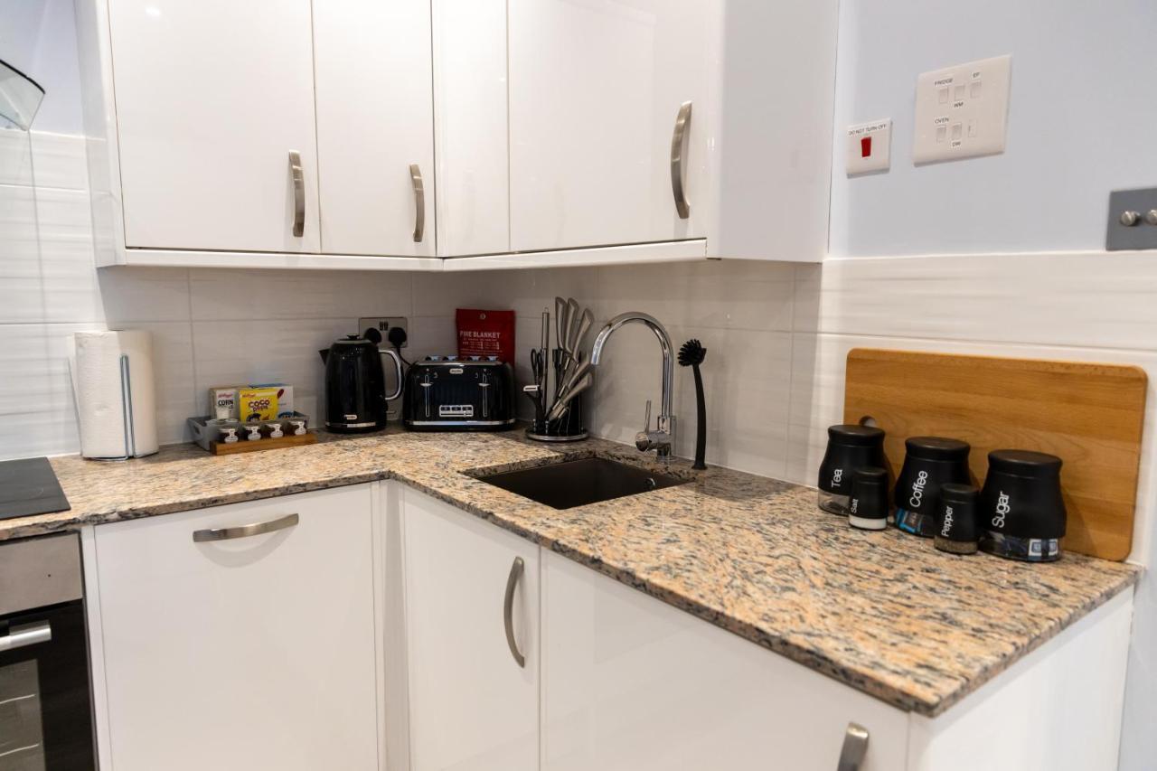 Cosy Flats Near Heathrow, Group Bookings Available With Parking Space Hounslow Dış mekan fotoğraf